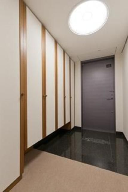 玄関　※同建物内・別タイプの参考写真です。