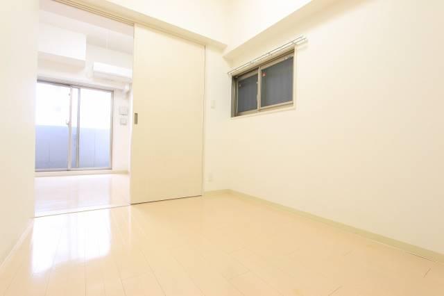 居室・リビング　白ベースの綺麗なお部屋です