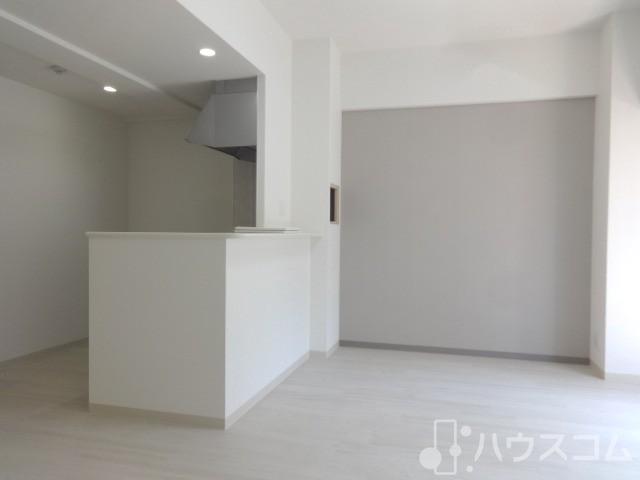 居室・リビング　白を基調にしたお部屋です。