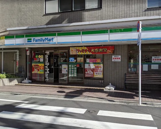 コンビニ　ファミリーマート小山三丁目店（コンビニ）まで64m