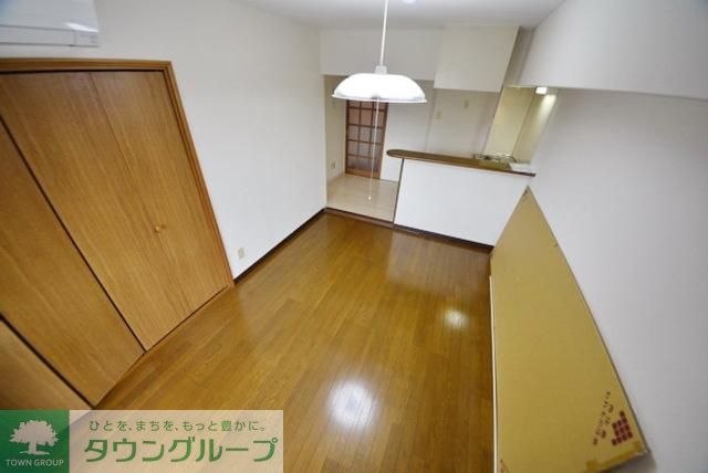居室・リビング　カウンターキッチンで明るいお部屋です