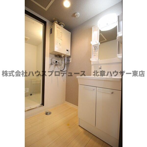 洗面設備　独立洗面台、小物を置くことができて便利です