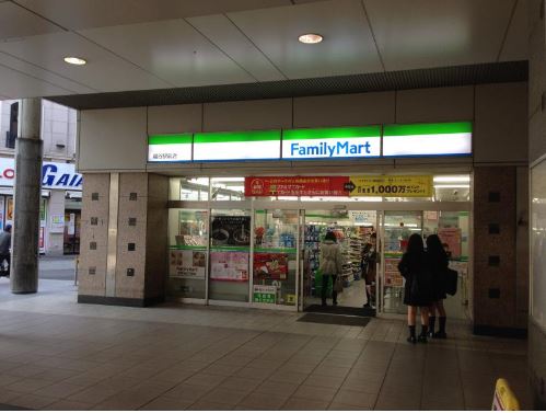 コンビニ　ファミリーマート 越谷駅前店（コンビニ）まで256m
