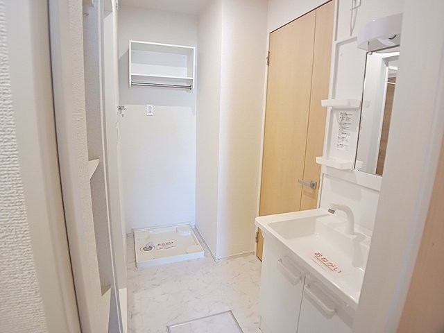 洗面設備　ゆったりとスペースのある洗面所