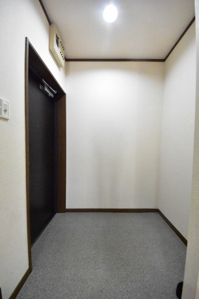 大阪モノレール本線 柴原阪大前駅 徒歩6分 3階建 築36年の玄関写真