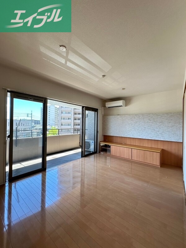 サーパスシティ西古松公園弐番館の居間写真