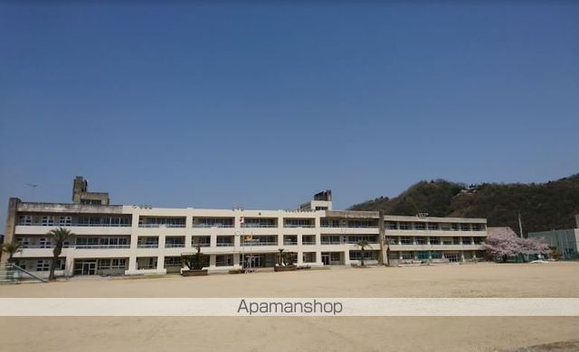 小学校　新市小学校（小学校）まで1694m