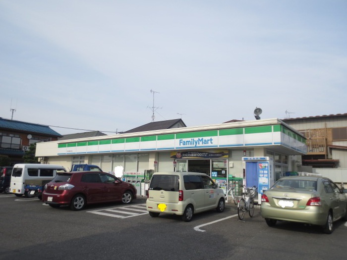 コンビニ　ファミリーマート（コンビニ）まで900m