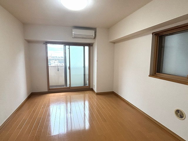 定期借家2年◎2面採光 居室広めの9.1帖 ビルトモア西新宿 HDの居間写真