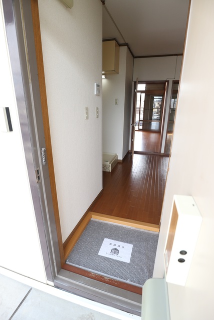 玄関　※写真は他号室です