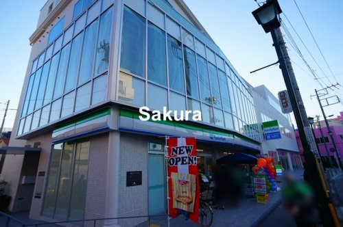 コンビニ　ファミリーマート（コンビニ）まで535m