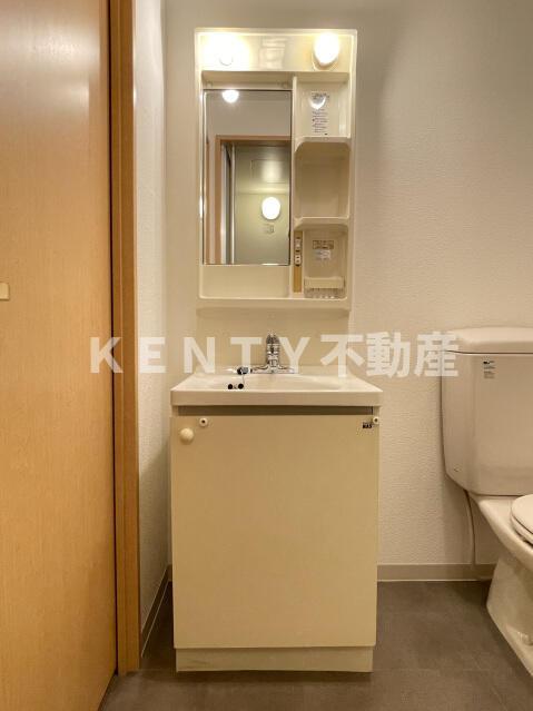 洗面設備　明るい洗面所です