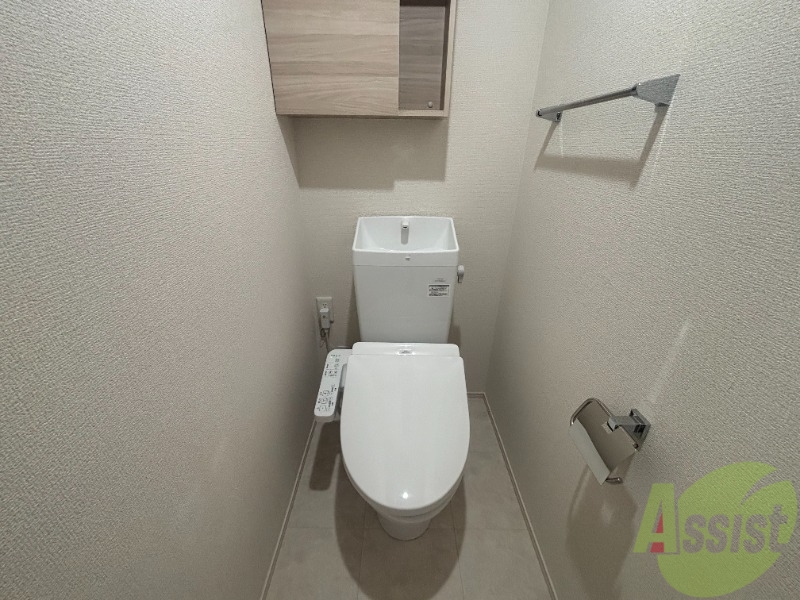 トイレ　トイレは温水洗浄便座です。シンプルな雰囲気になっています。