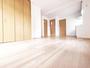 居室・リビング　ダイニングテーブルやソファーの置ける11帖の広いLDK