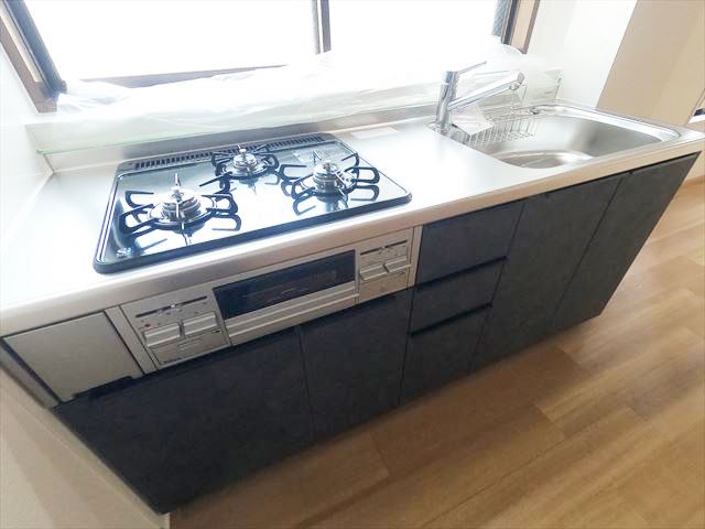 キッチン　窓付きで明るく、交換済みの大型システムキッチン