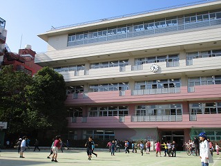 小学校　文京区立本郷小学校（小学校）まで468m