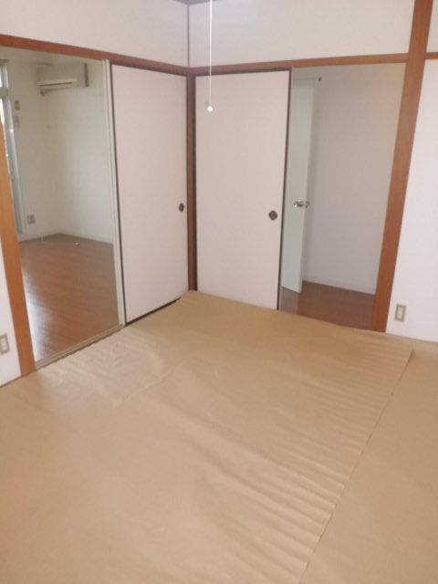 居室・リビング　養生してある畳の間
