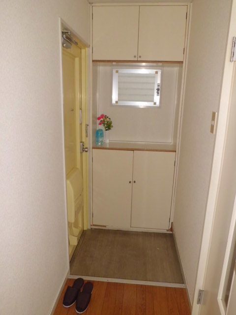玄関　下駄箱のついた明るい玄関
