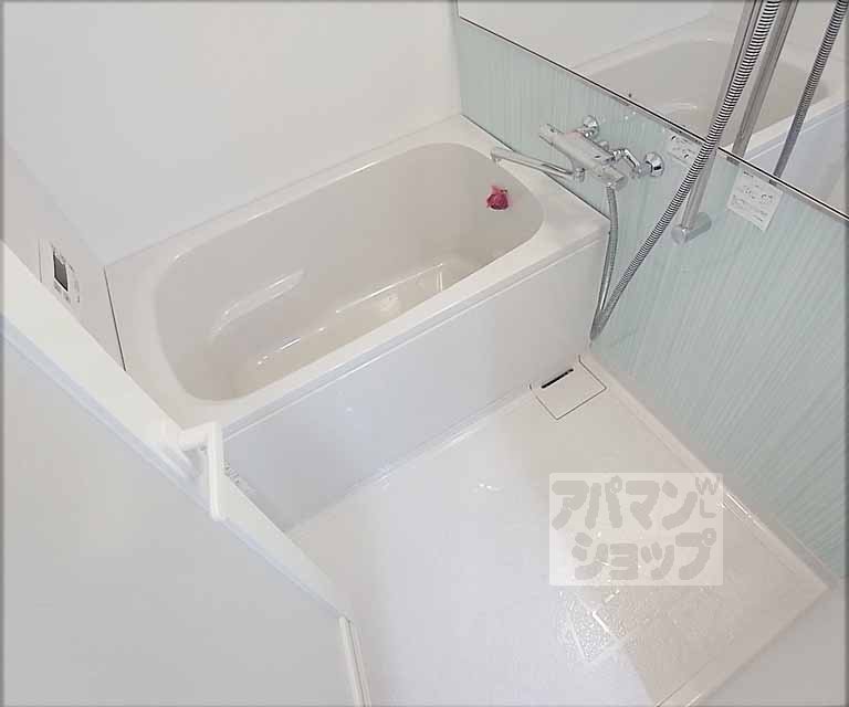 バス・シャワールーム　バスルームです。ゆったり浸かれます。
