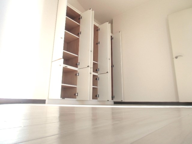 その他部屋・スペース　大型クローゼットを完備の明るいベッドルームです☆