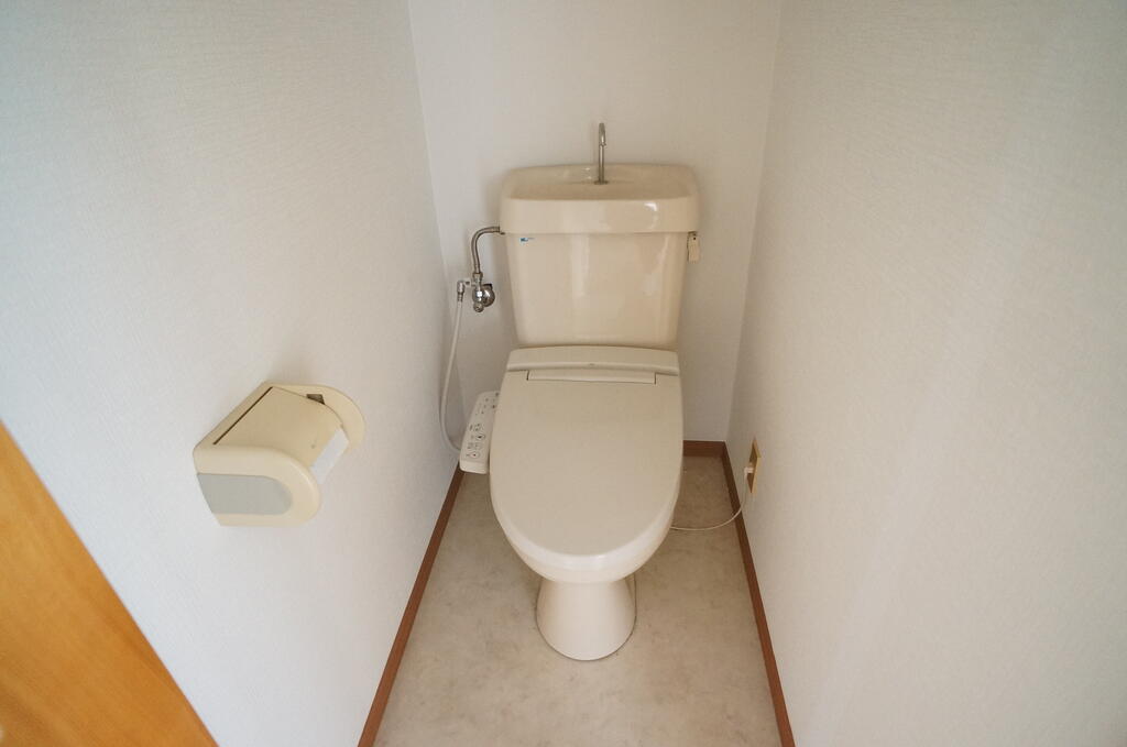 トイレ　温水洗浄機能付きのトイレです。