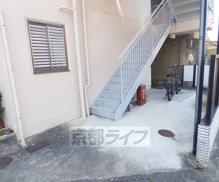 【京都市右京区西京極北衣手町のマンションのエントランス】