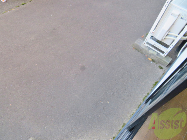 バルコニー　バルコニーは天気の良い日には洗濯物もよく乾きそうですね。