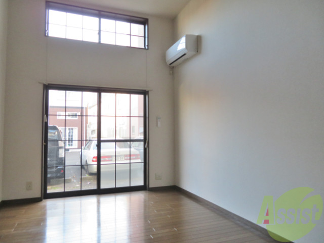 居室・リビング　リビングは日当たりも良くお部屋を明るく照らしてくれますね。