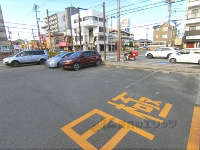 【近江八幡市桜宮町のアパートの駐車場】