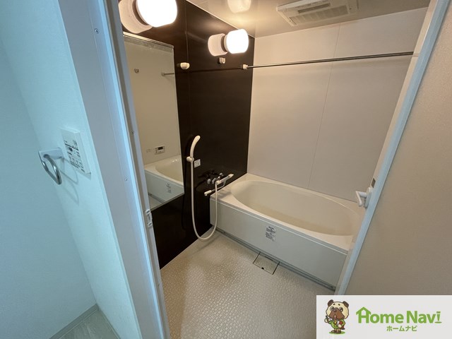 バス・シャワールーム　浴室乾燥機、追い焚き付き。