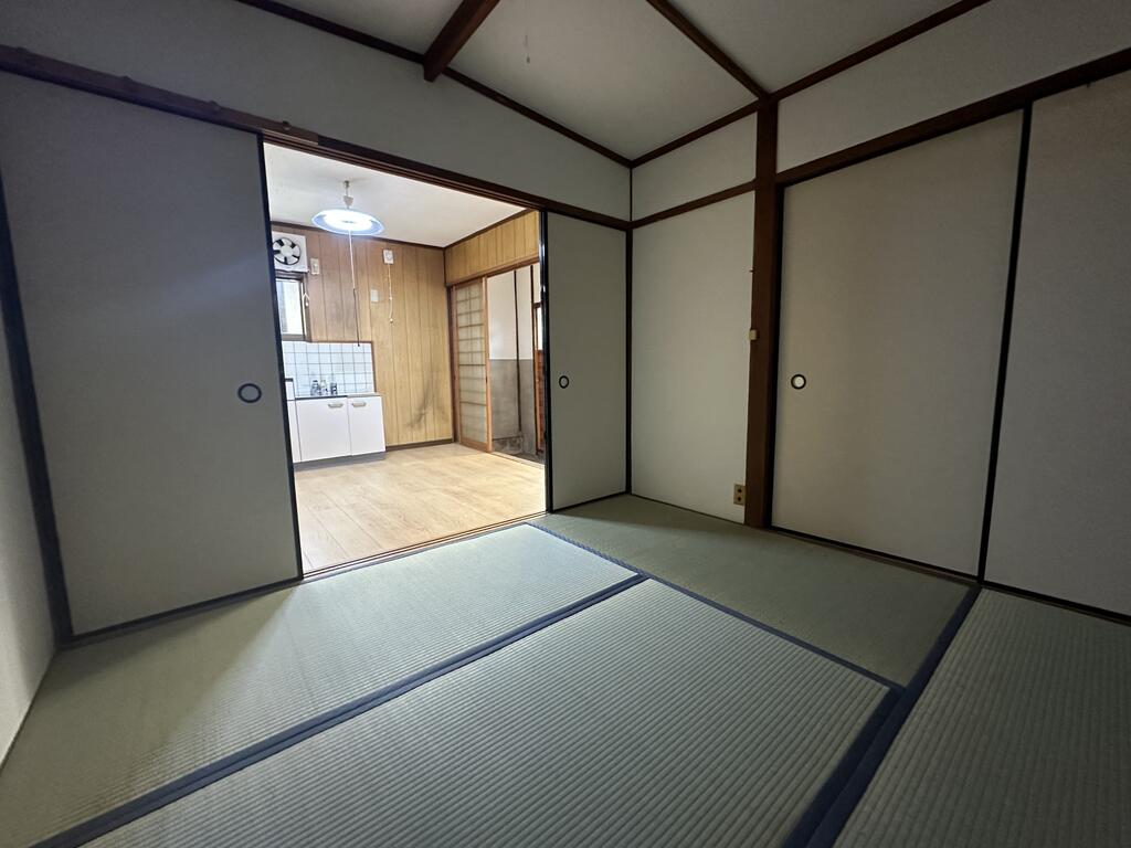 ロビー　和室からキッチンへ