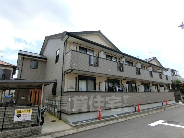 京都市西京区山田猫塚町のアパートの建物外観