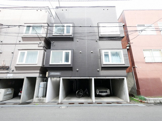 札幌市中央区南四条西のアパートの建物外観