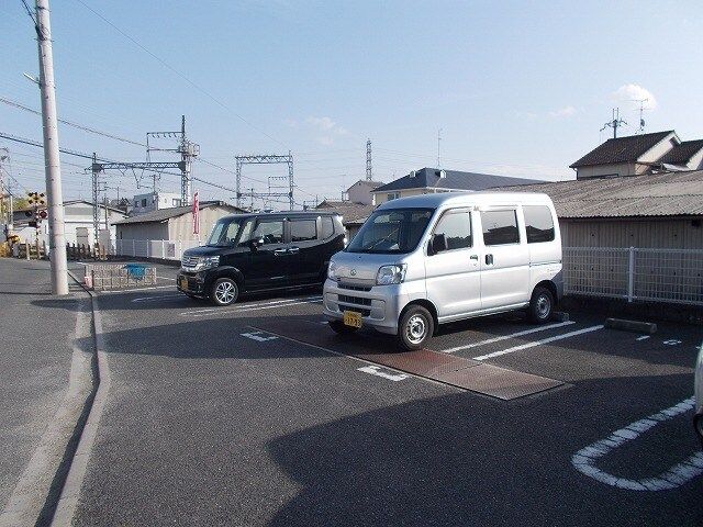 【大和高田市大字築山のアパートの駐車場】