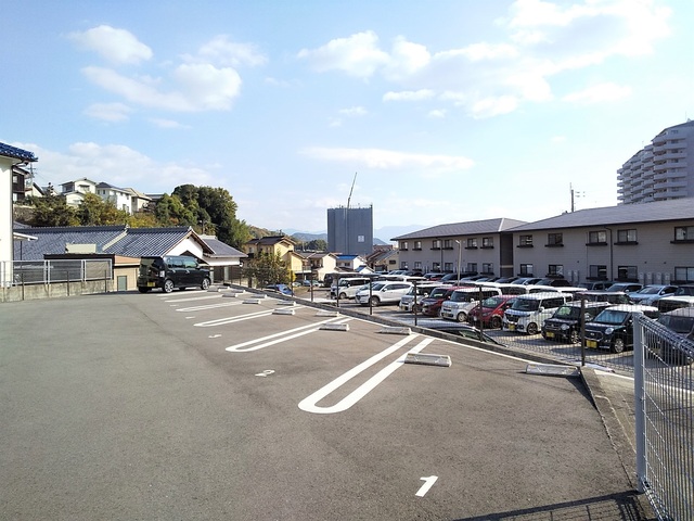 【松山市祝谷のマンションの駐車場】