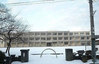 【加茂市千刈のアパートの小学校】