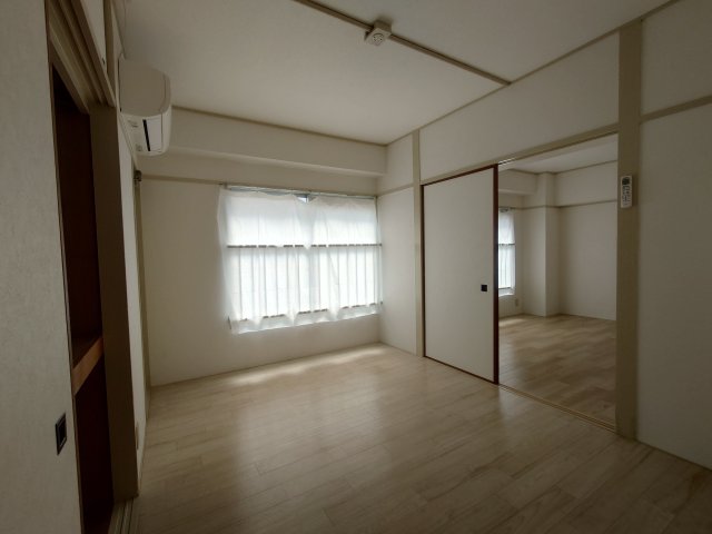 居室・リビング　同物件別室です。