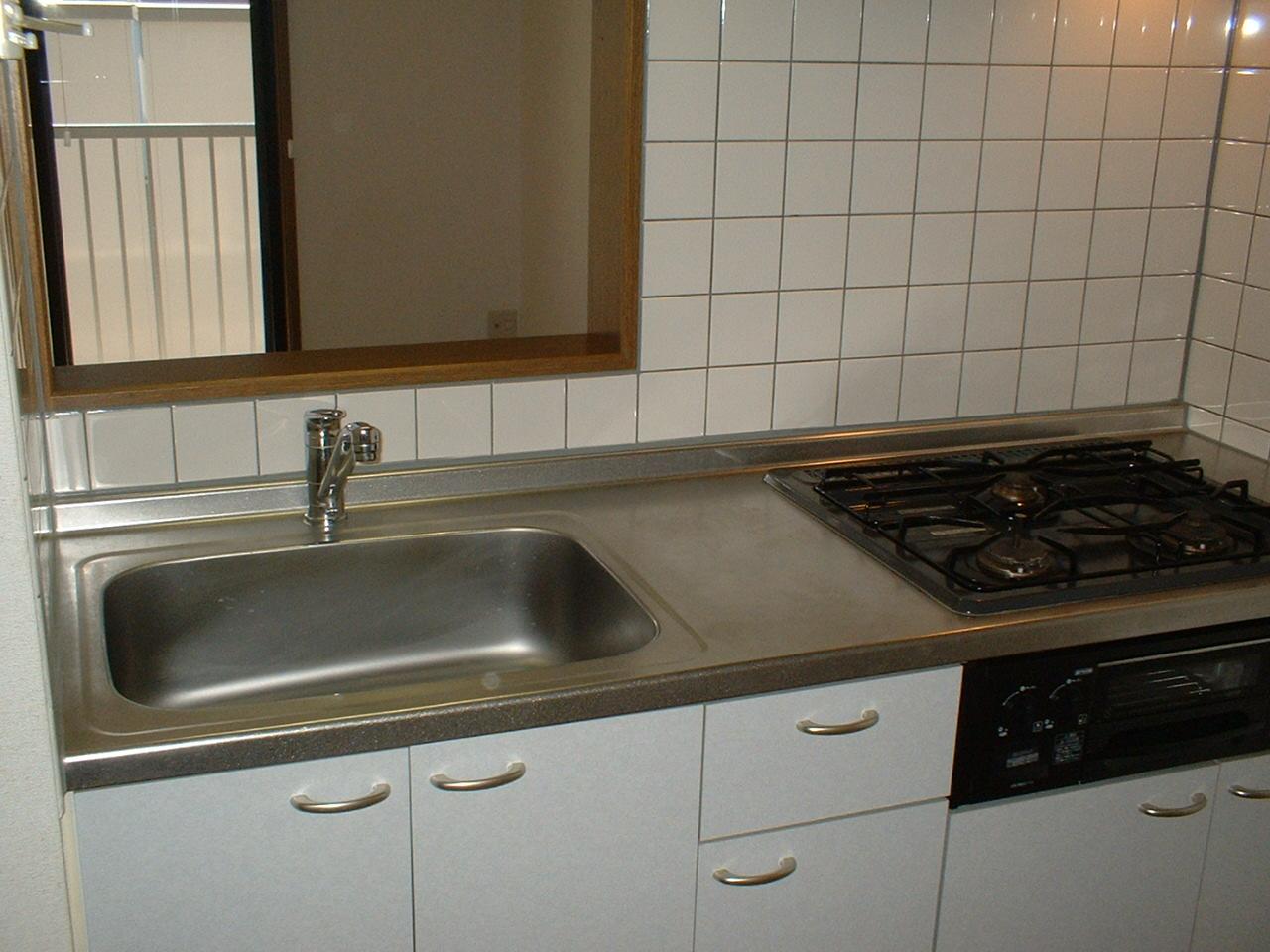 キッチン　写真は102号室のものです。