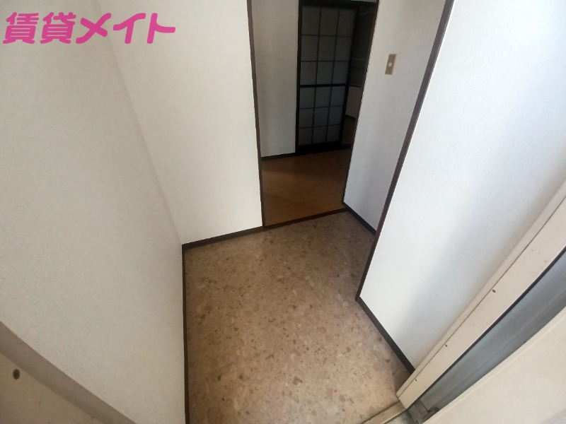 玄関　別部屋反転写真です