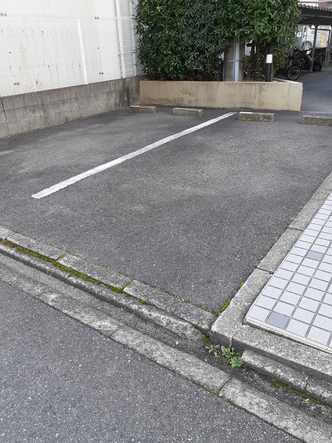 【ドミール本城の駐車場】