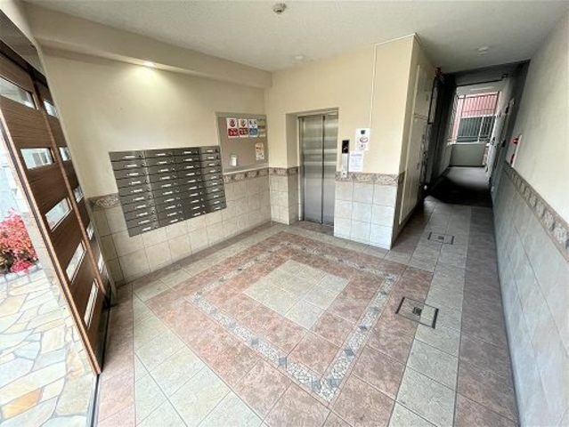 【枚方市新町のマンションのロビー】