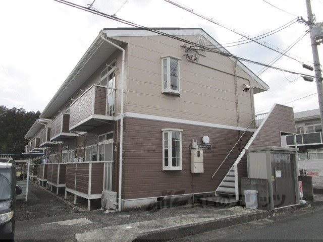 南丹市園部町横田のアパートの建物外観