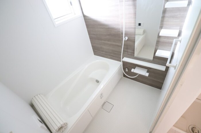 バス・シャワールーム　追い焚き給湯式浴室（小窓付）