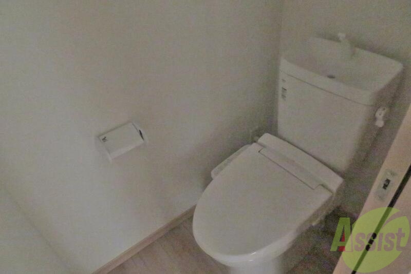 トイレ　温水洗浄付き便座で一年中快適ですよね。