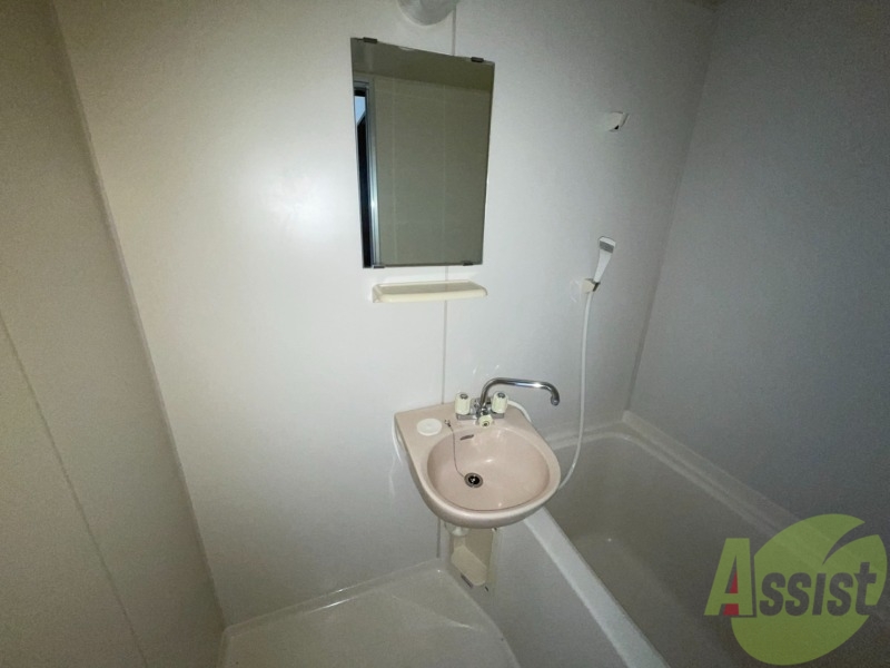 洗面設備　浴室には洗面ボウル付きでございます。手洗いはこちらで。