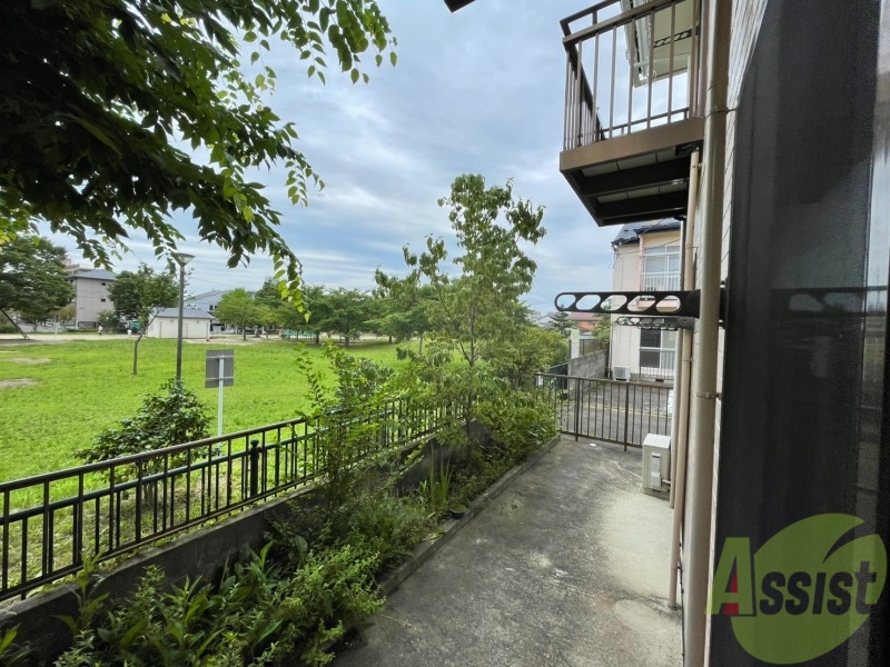 バルコニー　物干かな物が設置ございます。お洗濯物はこちらで。