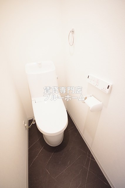 トイレ　温水洗浄便座付きのトイレです！
