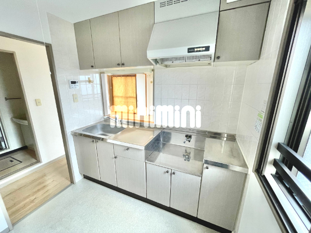 キッチン　キッチンスペースは余裕ある広さですね。