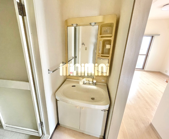 洗面設備　洗髪洗面化粧台付き。