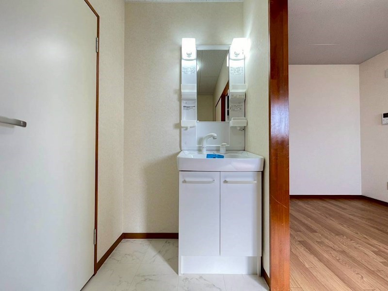 洗面設備　使い勝手の良い洗面化粧台。